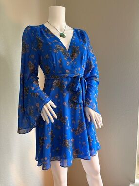 Free people dress size medium, good used condition. Boho, bell sleeves, mini.